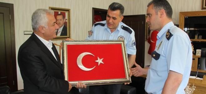 Çubuk Belediye Başkanı Lokman ÖZDEN’e Bayrağımızın takdimi